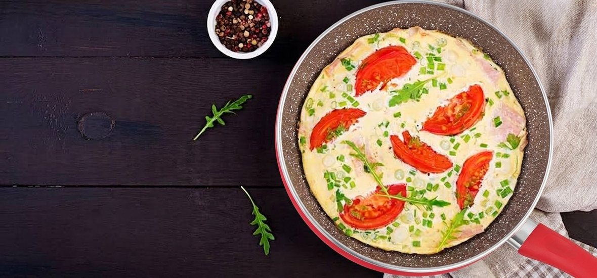 Tomato omelette in a red Eternity EN GRANIT steel-bodied granite-coated pan
