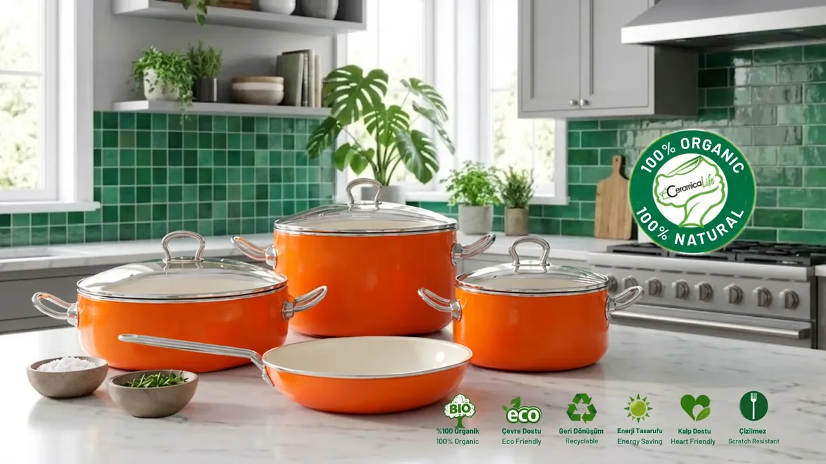 Yeşil fayanslı mutfakta turuncu CeramicaLife seramik tencere seti