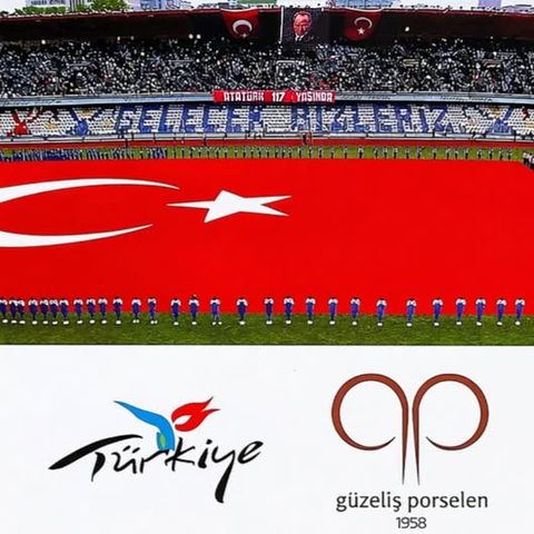 Giant Turkish flag choreography with the Türkiye and Güzeliş Porselen logos